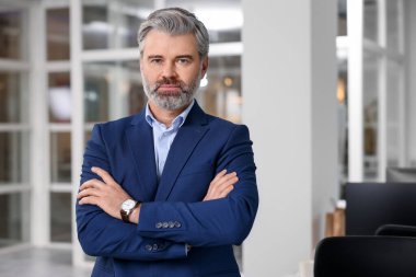 Ofiste kollarını kavuşturmuş yakışıklı bir adamın portresi, mesaj için yer. Avukat, işadamı, muhasebeci ya da yönetici.