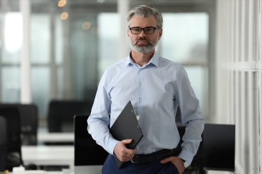 Ofisinde panosu olan yakışıklı bir adamın portresi, mesaj için yer var. Avukat, işadamı, muhasebeci ya da yönetici.