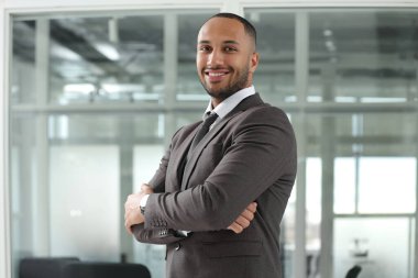 Ofiste kollarını kavuşturmuş mutlu bir adam. Avukat, işadamı, muhasebeci ya da yönetici.