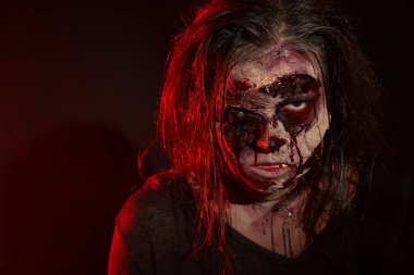 Karanlık arka planda korkunç bir zombi, yakın plan. Cadılar Bayramı canavarı