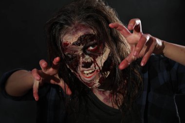 Karanlık arka planda korkunç bir zombi. Cadılar Bayramı canavarı