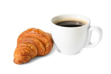 Lezzetli taze kruvasan ve beyaz üzerine izole edilmiş bir fincan kahve.