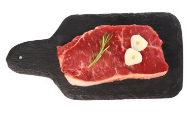 Çiğ et ve baharatlardan oluşan bir pano beyaz, üst manzara.