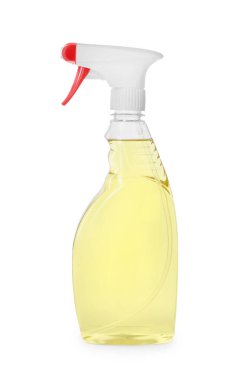 Bir plastik sprey şişesi ve beyaza izole edilmiş sıvı.