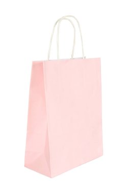 Bir açık pembe kağıt alışveriş çantası beyaza izole edilmiş.