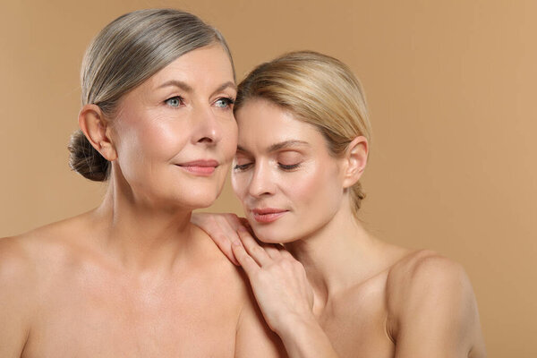 Красивые женщины со здоровой кожей на бежевом фоне