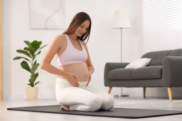 Έγκυος Γυναίκα Κάθεται Στο Στρώμα Γιόγκα Στο Σπίτι Χώρος Για — Φωτογραφία Αρχείου