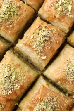 Arka plan olarak doğranmış fındıklı enfes taze baklava. Doğu tatlıları