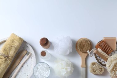 Banyo aksesuarları. Beyaz arkaplan üzerinde kişisel bakım ürünleri ile düz konum, metin için boşluk