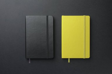 Siyah arkaplan ve üst görünüm üzerine farklı defterler