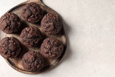 Masanın üstünde nefis çikolatalı kekler, üst manzara. Metin için boşluk