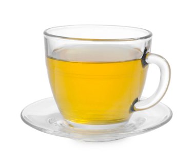 Cam bardakta taze yeşil çay ve beyaz tabakta izole edilmiş çay tabağı.