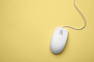 Sarı arka planda kablolu bilgisayar faresi, üst görüntü. Metin için boşluk