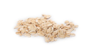 Yuvarlanmış yulaf yığını beyaza izole edilmiş