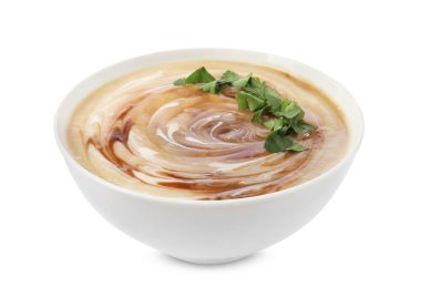 Soya soslu leziz krema çorbası ve beyaz tenceredeki maydanoz.