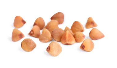 Birçok kuru karabuğday taneleri beyaza izole edilmiş.