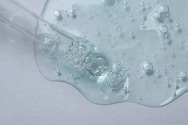 Beyaz arka planda kozmetik serumu olan bir boru. Metin için boşluk