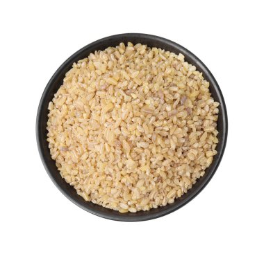 Tabaktaki çiğ bulgur beyaza izole edilmiş, üst manzara