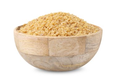 Kabın içindeki çiğ bulgur beyaza izole edilmiş.