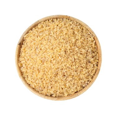 Tabaktaki çiğ bulgur beyaza izole edilmiş, üst manzara