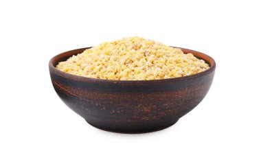 Kabın içindeki çiğ bulgur beyaza izole edilmiş.