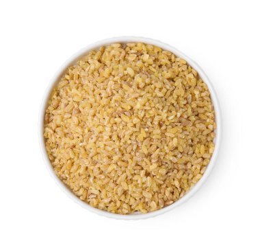 Tabaktaki çiğ bulgur beyaza izole edilmiş, üst manzara