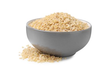 Kabın içindeki çiğ bulgur beyaza izole edilmiş.