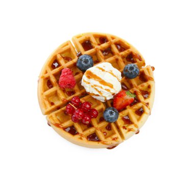 Beyaz arka planda dondurma, böğürtlen ve karamel şuruplu leziz Belçika waffle 'ı.