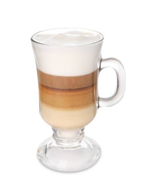 Beyaz üzerine izole edilmiş cam bardakta romatik latte macchiato.