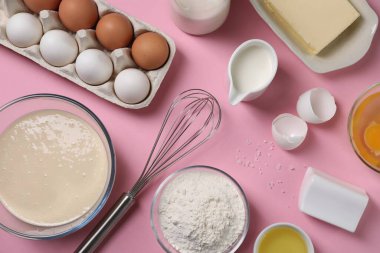 Pembe arka planda çırpı ve hamurla düz kompozisyon