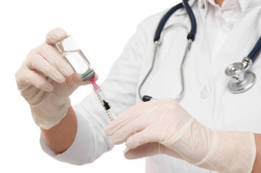 Şırıngayı beyaz arka plandaki cam şişeden alınan ilaçlarla dolduran doktor.