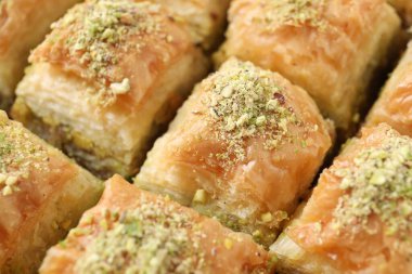 Arka plan olarak doğranmış fındıklı enfes taze baklava, yakın plan. Doğu tatlıları