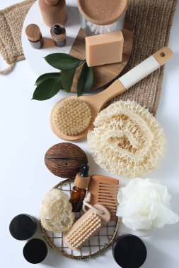 Banyo aksesuarları. Beyaz zemin üzerinde kişisel bakım ürünleri ile düz konum