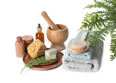 Farklı spa malzemeleri ve beyaz üzerine izole edilmiş çiçek dekoru.