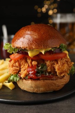 Masada çıtır çıtır tavuk köfteli leziz burger, yakın plan.