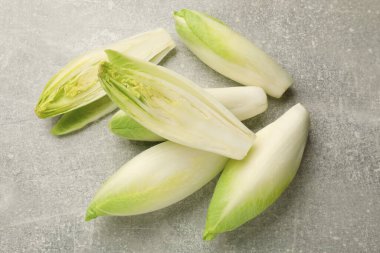 Açık gri masada taze çiğ Belçika hindibaları (chicory), üst görünüm