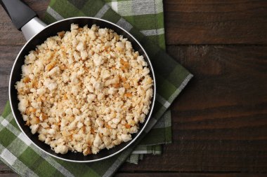 Kızarmış et tavada, ahşap masada, üst tarafta. Metin için boşluk