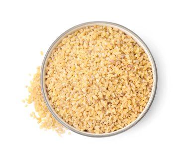 Tabaktaki çiğ bulgur beyaza izole edilmiş, üst manzara