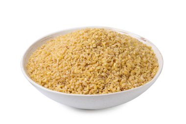 Kabın içindeki çiğ bulgur beyaza izole edilmiş.