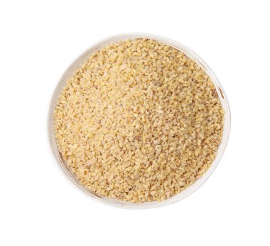 Tabaktaki çiğ bulgur beyaza izole edilmiş, üst manzara