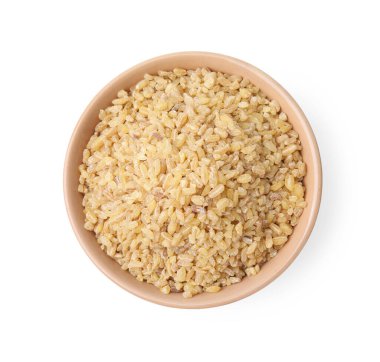 Tabaktaki çiğ bulgur beyaza izole edilmiş, üst manzara