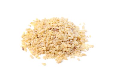 Çiğ bulgur yığını beyaza izole edilmiş.