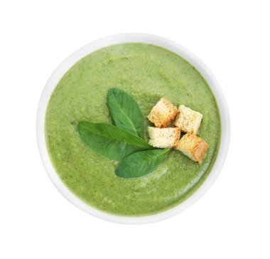 Ispanak kremalı leziz çorba kasede kızarmış ekmek, beyaza izole edilmiş, üst manzara