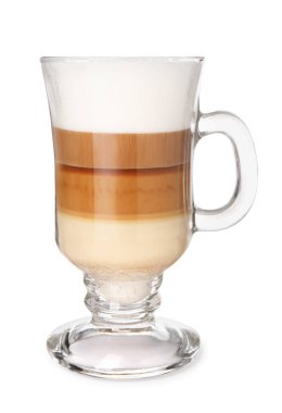 Beyaz üzerine izole edilmiş cam bardakta romatik latte macchiato.