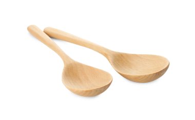 İki boş tahta kaşık beyaz üzerine izole edilmiş.