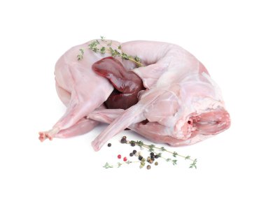 Tam çiğ tavşan, ciğer ve baharatlar beyaza izole edilmiş.