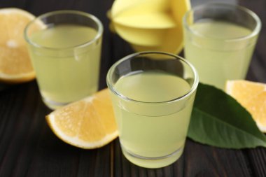 Lezzetli limoncello likörü, limon ve yeşil yaprak...