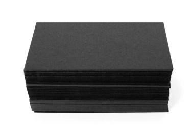 Beyaza izole edilmiş bir yığın siyah kartvizit. Tasarım için model