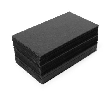 Beyaza izole edilmiş bir yığın siyah kartvizit. Tasarım için model