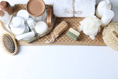 Banyo aksesuarları. Beyaz arkaplan üzerinde kişisel bakım ürünleri ile düz konum, metin için boşluk
